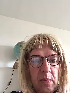 simone xdressing online show from October 5, 2025, 1:20 pm