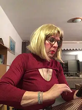 simone xdressing online show from October 19, 2025, 12:00 am