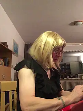 simone xdressing online show from January 18, 2026, 7:50 pm