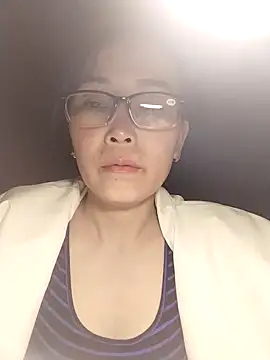 Feeling-hot online show from November 12, 2025, 1:44 pm