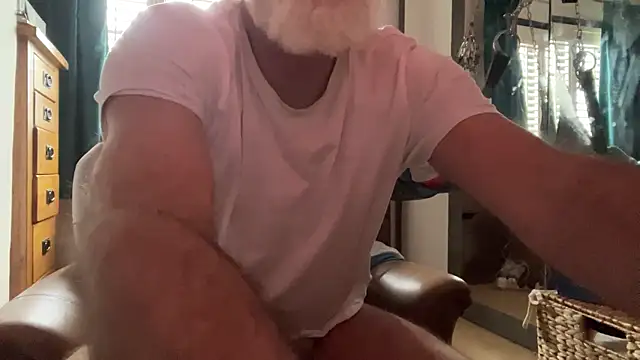 Snapshot of LeatherSdaddy chatting on April 1, 2026, 2:14 pm LeatherSdaddy online show from April 1, 2026, 2:14 pm