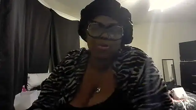 Snapshot of ThickkMadamm chatting on November 14, 2025, 8:35 am ThickkMadamm online show from November 14, 2025, 8:35 am
