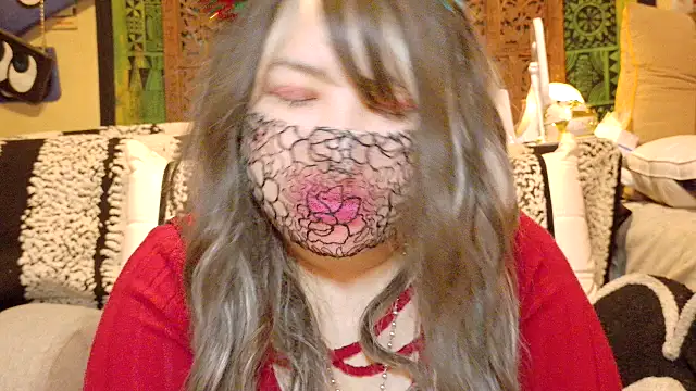 Snapshot of oxLILxMELOxo chatting on December 20, 2025, 1:40 pm oxLILxMELOxo online show from December 20, 2025, 1:40 pm