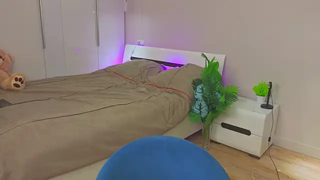 LilyPoetry  online show from November 23, 2025, 11:32 am