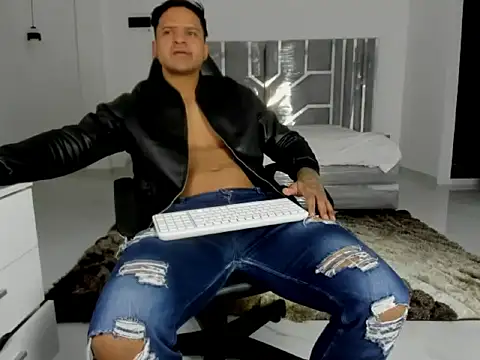 master leather online show from April 13, 2026, 11:16 am