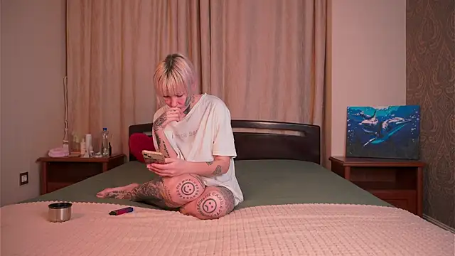 IsauraGarratt online show from November 26, 2025, 2:07 pm