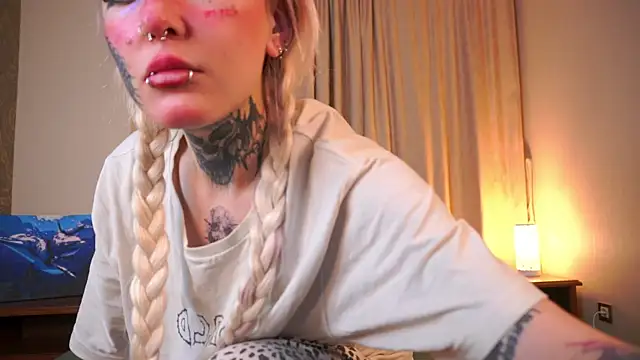 IsauraGarratt online show from November 28, 2025, 2:20 pm