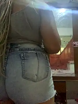 Snapshot of VIVHY chatting on December 2, 2025, 8:26 pm VIVHY online show from December 2, 2025, 8:26 pm