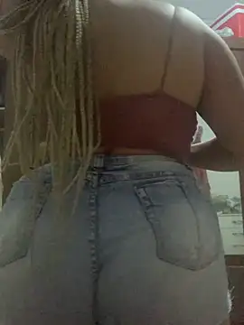 Snapshot of VIVHY chatting on December 3, 2025, 9:35 pm VIVHY online show from December 3, 2025, 9:35 pm