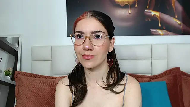 AriLumi online show from November 24, 2025, 7:24 pm