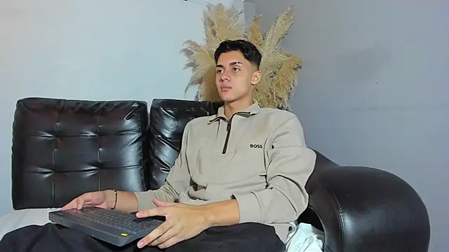 ZeusBrant online show from April 21, 2026, 1:39 pm