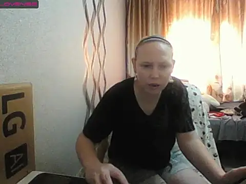 Snapshot of JenniDeep chatting on November 17, 2025, 7:58 am JenniDeep online show from November 17, 2025, 7:58 am