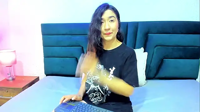 VictoriaRouge  online show from May 17, 2026, 8:38 pm