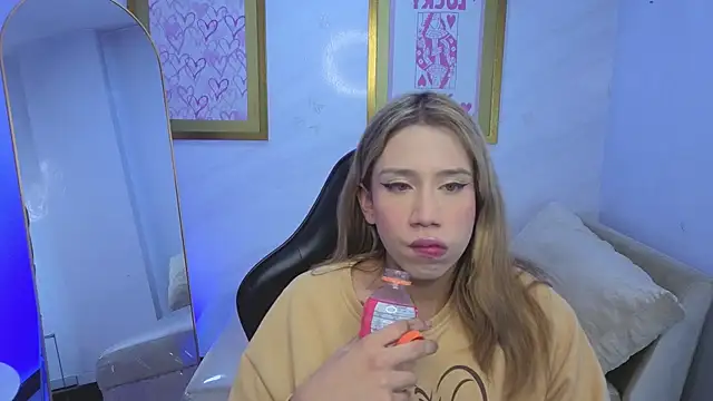 Evy Luxx v online show from April 8, 2026, 3:28 am