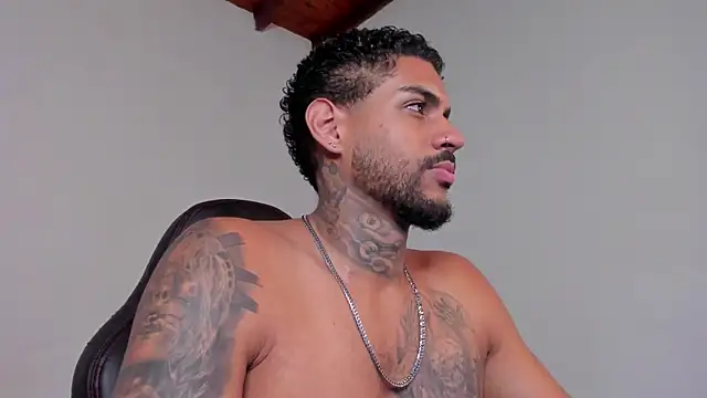 LuigiVitale 1 online show from December 16, 2025, 4:28 am