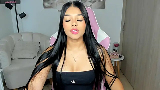 haileyflorez  online show from May 13, 2026, 1:19 pm