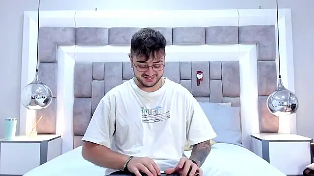 Ethan Greys online show from November 18, 2025, 3:45 am