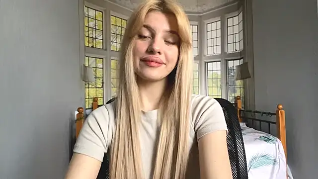 Snapshot of MarielleAdrien chatting on November 16, 2025, 7:25 am MarielleAdrien online show from November 16, 2025, 7:25 am