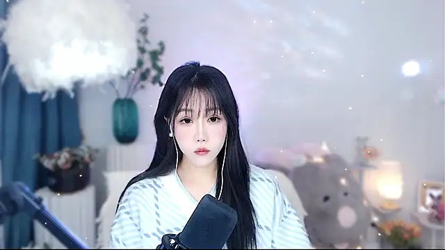 Laura 520 online show from November 22, 2025, 12:42 am