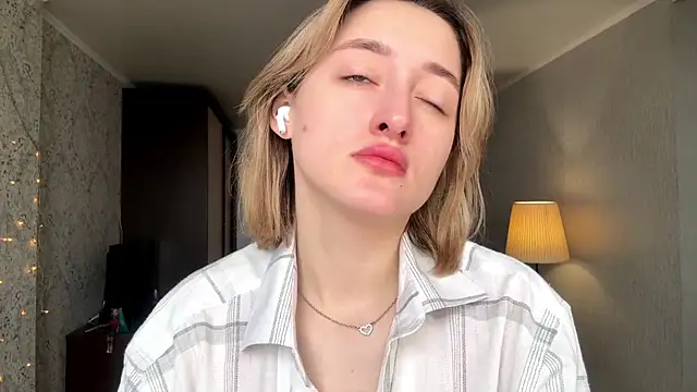 Emily lyy online show from November 21, 2025, 9:19 am