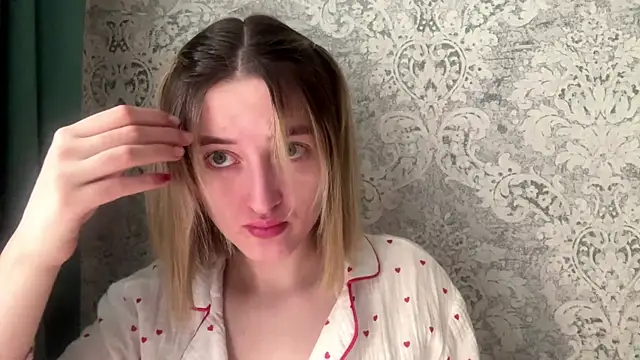 Emily lyy online show from December 19, 2025, 7:15 am