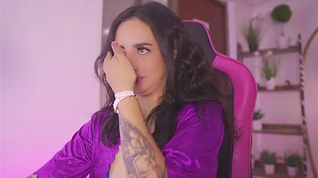 Snapshot of Enola_Holmes_ chatting on November 26, 2025, 12:28 pm Enola Holmes online show from November 26, 2025, 12:28 pm