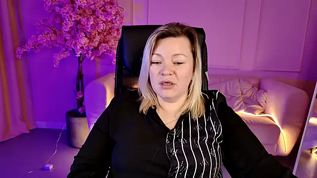 Snapshot of DianaHaworn chatting on November 17, 2025, 1:17 pm DianaHaworn online show from November 17, 2025, 1:17 pm