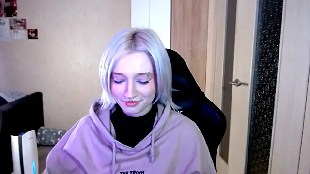 SophiaLur online show from December 3, 2025, 4:38 pm