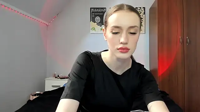 tinyglow online show from January 9, 2026, 8:32 pm