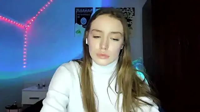 tinyglow online show from March 11, 2026, 9:10 pm