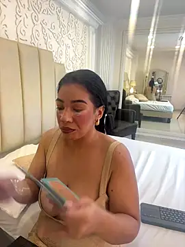 IvannaClaire online show from December 17, 2025, 12:33 pm