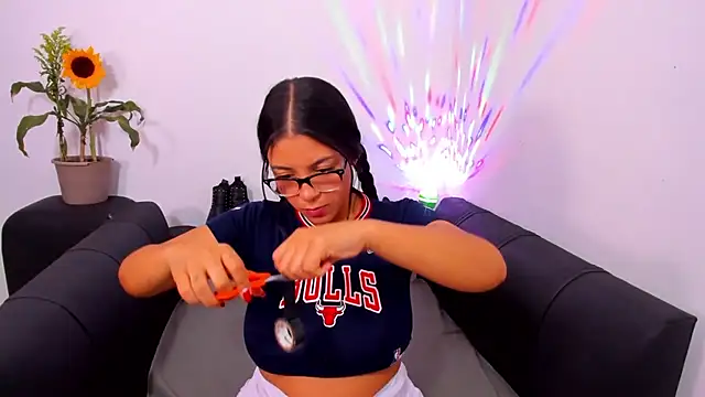 evelisse  online show from December 22, 2025, 3:47 am