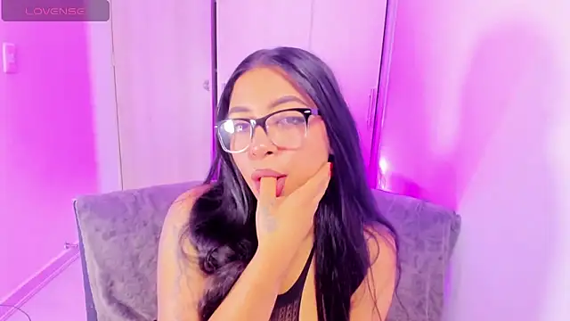 evelisse  online show from April 3, 2026, 3:26 am