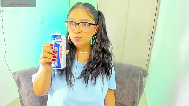 evelisse  online show from April 5, 2026, 4:09 am