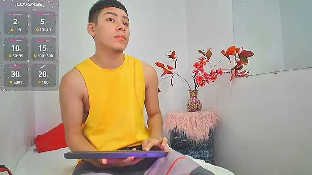 Lucastorrez01 online show from November 25, 2025, 2:22 am