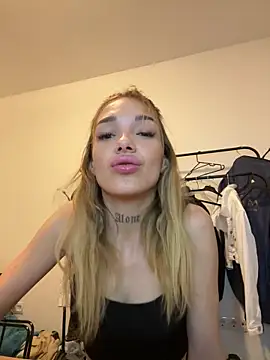 Snapshot of lunababy77 chatting on November 17, 2025, 4:13 pm lunababy77 online show from November 17, 2025, 4:13 pm