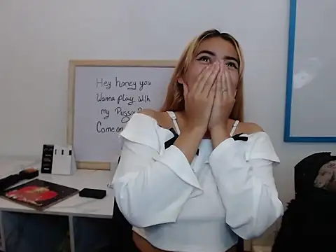 Snapshot of KloeeCavallier chatting on February 25, 2026, 5:11 pm KloeeCavallier online show from February 25, 2026, 5:11 pm