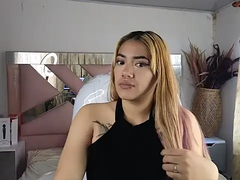 Snapshot of KloeeCavallier chatting on February 28, 2026, 12:06 pm KloeeCavallier online show from February 28, 2026, 12:06 pm