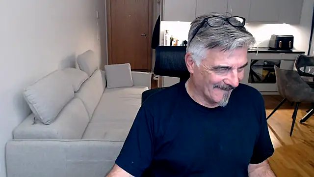 Buidapest online show from March 4, 2026, 9:10 pm