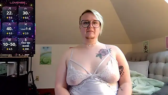 Snapshot of queerlyjaz chatting on April 21, 2026, 5:50 pm queerlyjaz online show from April 21, 2026, 5:50 pm