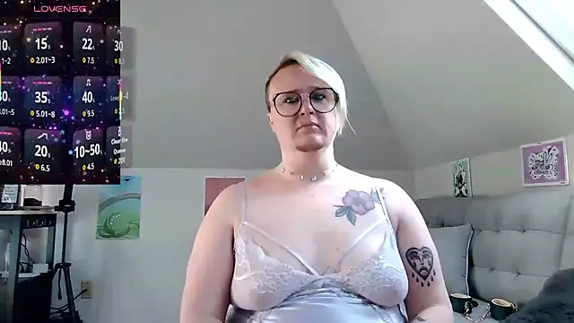 Snapshot of queerlyjaz chatting on April 24, 2026, 3:36 pm queerlyjaz online show from April 24, 2026, 3:36 pm