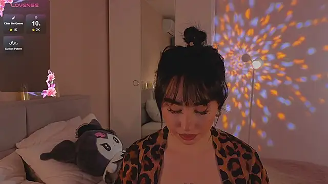 Lia May online show from November 25, 2025, 2:11 am