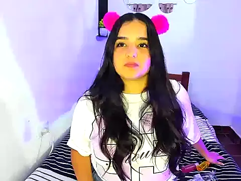 Snapshot of Babyhoney18 chatting on November 18, 2025, 1:00 am Babyhoney18 online show from November 18, 2025, 1:00 am