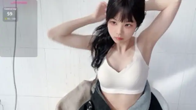 Snapshot of bunny-- chatting on December 1, 2025, 6:29 am bunny-- online show from December 1, 2025, 6:29 am