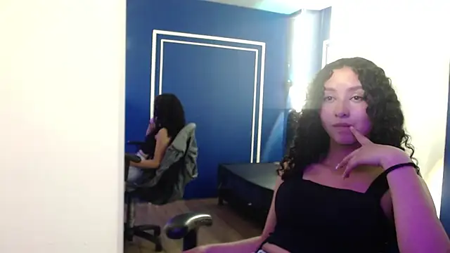 Snapshot of pettymoon1 chatting on November 24, 2025, 7:13 pm pettymoon1 online show from November 24, 2025, 7:13 pm