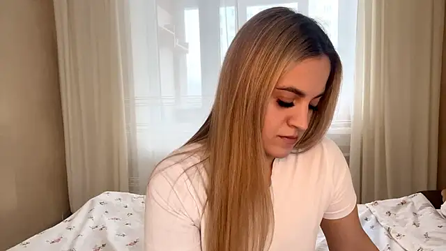 Snapshot of LuciaShadwell chatting on November 28, 2025, 4:15 am LuciaShadwell online show from November 28, 2025, 4:15 am