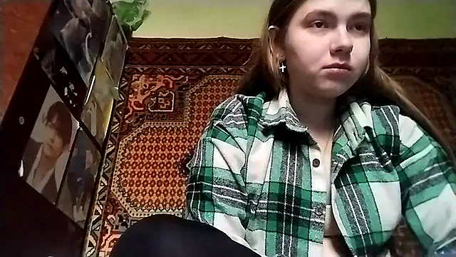 KikiBang online show from November 30, 2025, 8:18 am