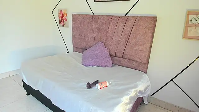 Julieta Lein  online show from December 3, 2025, 8:40 pm