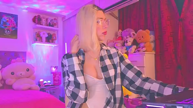 Snapshot of MadamBarbiee chatting on November 28, 2025, 11:07 pm MadamBarbiee online show from November 28, 2025, 11:07 pm