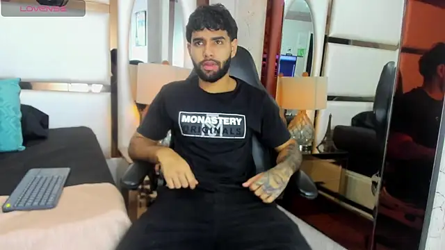 Snapshot of Jesuss77_ chatting on November 26, 2025, 2:07 pm Jesuss77 online show from November 26, 2025, 2:07 pm